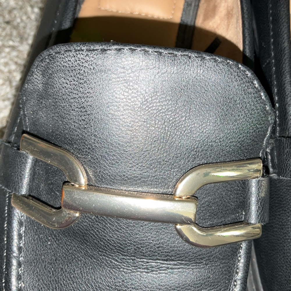 Rachel Zoe Black Leather-like Loafers with Gold Chain Detail Sz 8.5 - Picture 2 of 6